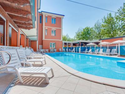 hoteldelavillecesenatico en september-in-cesenatico-stay-in-hotel-with-heated-pool 018
