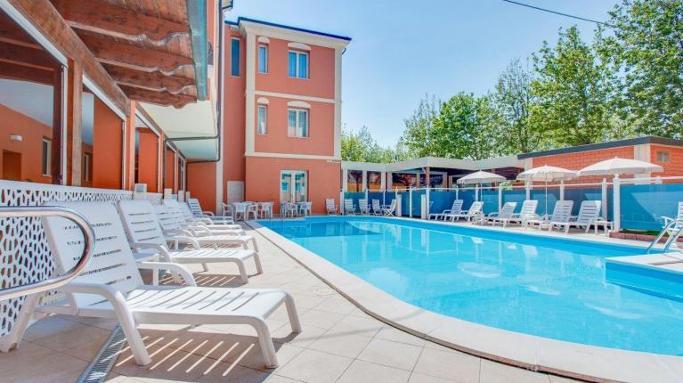 hoteldelavillecesenatico de august-all-inclusive-im-3-star-strandhotel-mit-pool-in-cesenatico 014