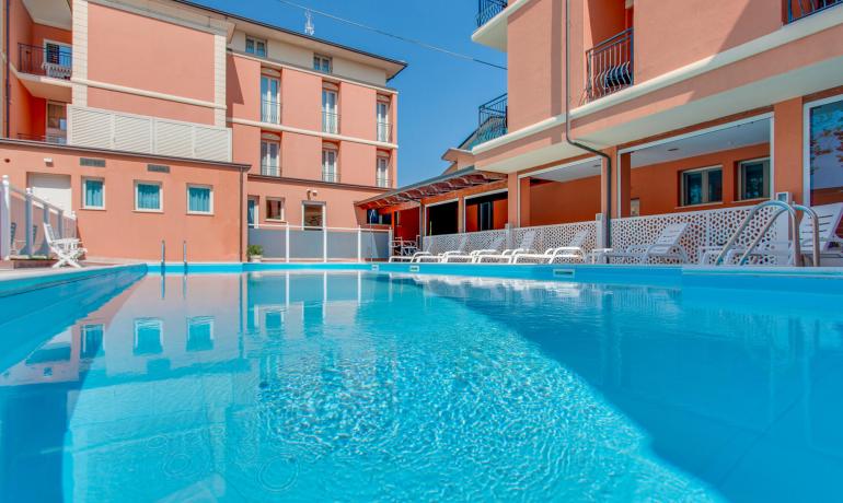 hoteldelavillecesenatico de september-in-cesenatico-italien-im-hotel-mit-beheiztem-pool 015